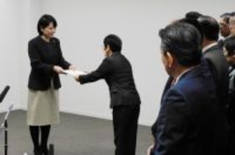 文書を受け取る小川市長