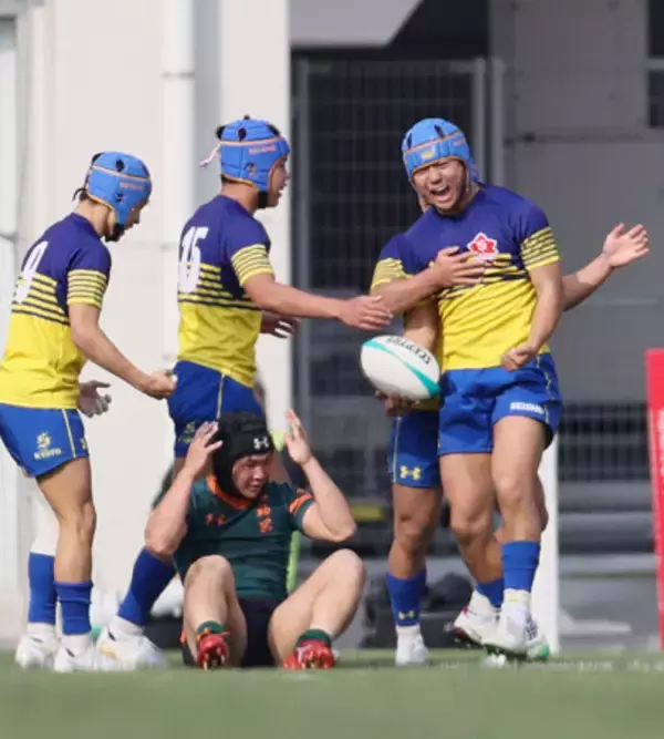 喜ぶ森岡ら　高校ラグビー