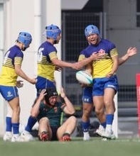 喜ぶ森岡ら　高校ラグビー