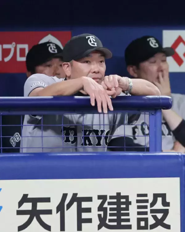 試合を見詰める阿部監督　プロ野球