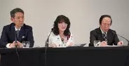 記者会見する片山財務相ら