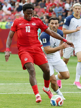 攻め込むＪ・デービッド　Ｗ杯サッカー
