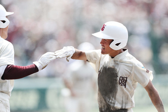 喜ぶ鈴木　高校野球