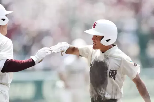 喜ぶ鈴木　高校野球