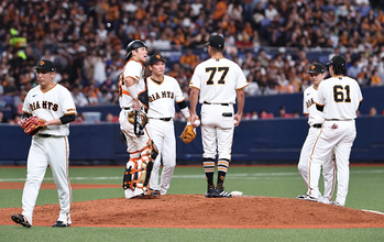 マウンドに集まる巨人ナイン　プロ野球