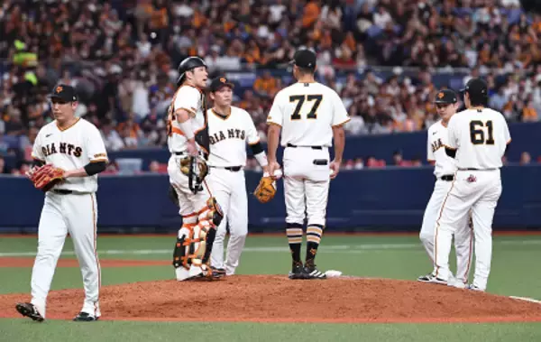 マウンドに集まる巨人ナイン　プロ野球