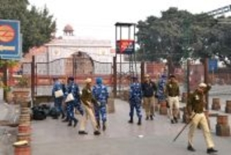 テロ現場近くを警戒する警察官ら