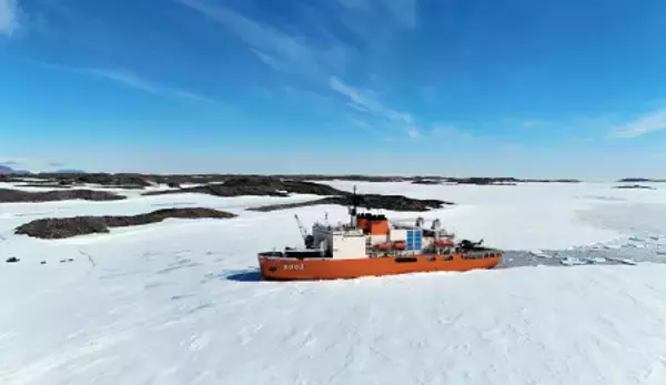 しらせ、昭和基地に接岸
