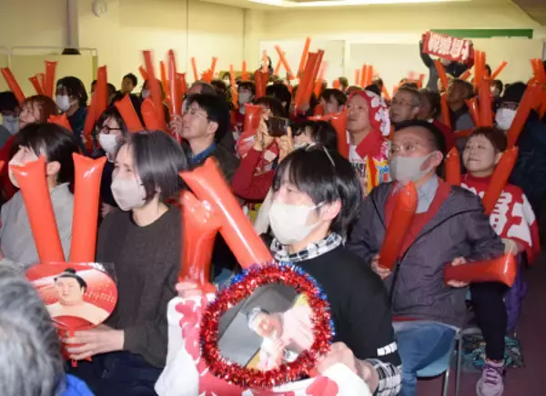 熱海富士関に声援を送る地元市民ら