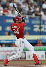 マッカスカーの先制２ラン　プロ野球