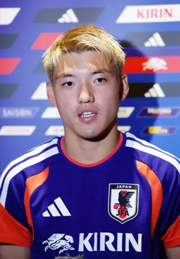 取材に応じる堂安　Ｗ杯サッカー
