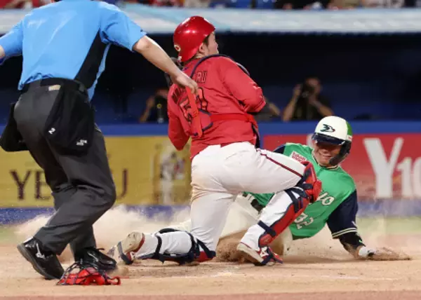 生還する松本直　プロ野球