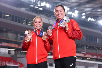 女子やり投げの北口と武本　アジア大会