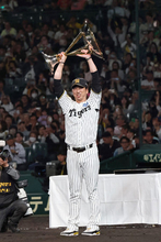 トロフィーを手にする藤川監督