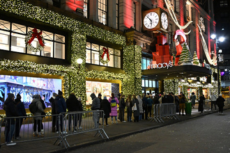 開店前の百貨店に並ぶ客