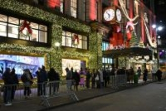 開店前の百貨店に並ぶ客