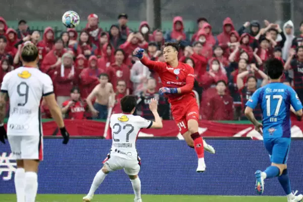 ゴールを守る西川　Ｊリーグ