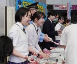 カーネーション配り、詐欺注意呼びかけ
