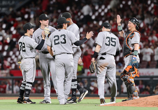 喜ぶ巨人ナイン　プロ野球