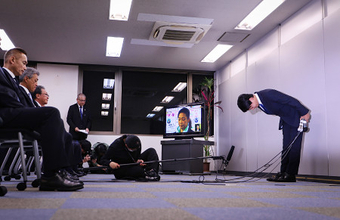 頭を下げる山中氏　横浜市長選