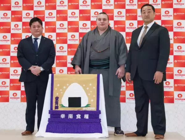 安青錦、綱とりへ平常心＝化粧まわしも贈呈―大相撲