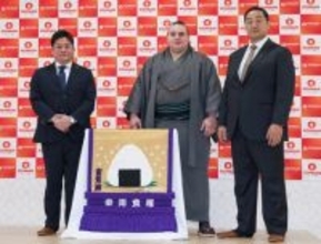 安青錦、綱とりへ平常心＝化粧まわしも贈呈―大相撲