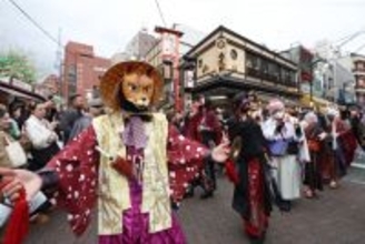 浅草で妖怪パレード