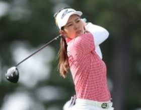 ティーショットを放つ神谷　女子ゴルフ