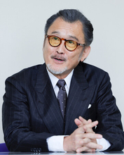 「背筋伸ばしてまい進」＝紫綬褒章の吉田鋼太郎さん―褒章