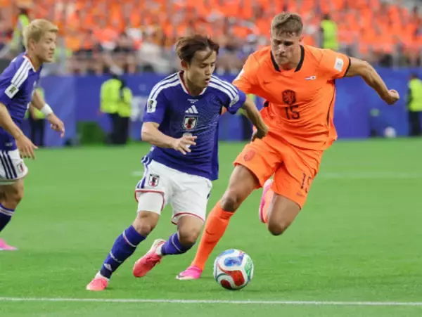 ドリブルする久保　Ｗ杯サッカー