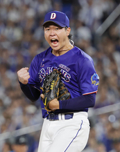 喜ぶ高橋宏　プロ野球
