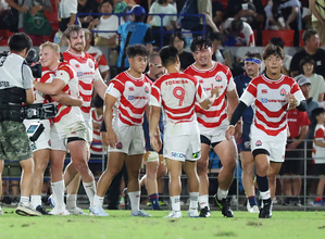 喜ぶ日本代表の選手ら
