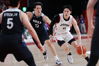 決勝でドリブルする金近　アジア大会