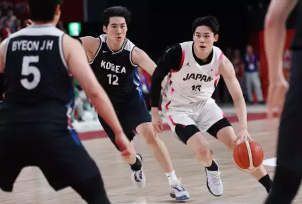 決勝でドリブルする金近　アジア大会