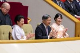 拍手される天皇ご一家