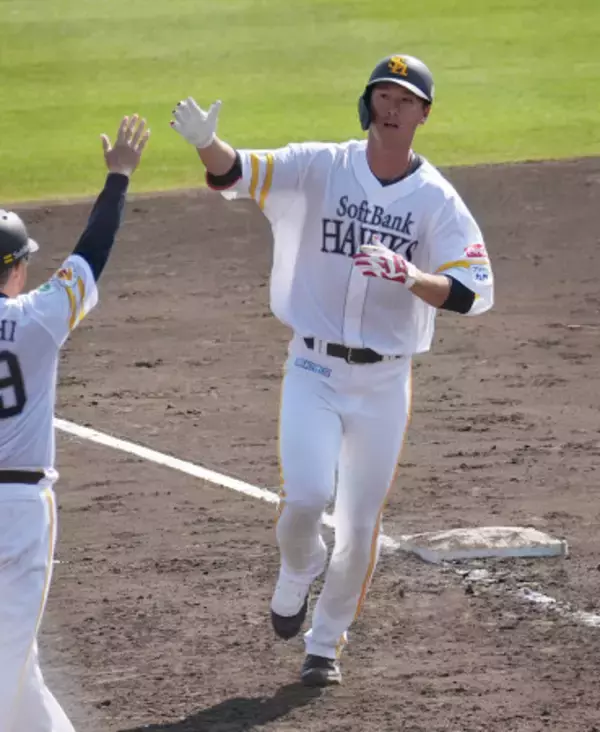 喜ぶ秋広　プロ野球オープン戦