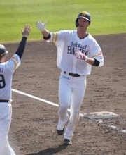 喜ぶ秋広　プロ野球オープン戦