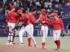 喜ぶ広島ナイン　プロ野球