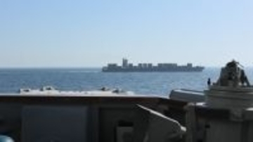 米軍、イラン船に発砲し拿捕