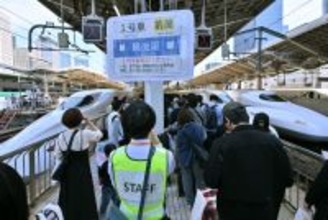 混雑する東海道新幹線の東京駅