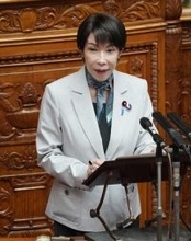 答弁する高市首相