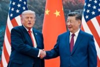 握手を交わす米中首脳
