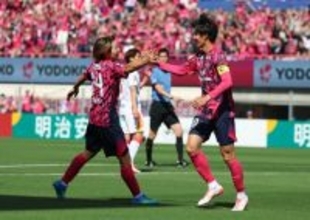 祝福される田中駿　Ｊリーグ