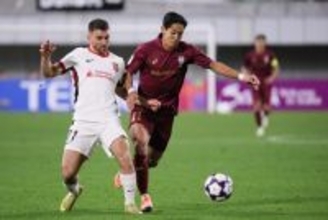 競り合う武藤　ＡＣＬサッカー