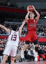 奮闘した佐藤凪＝全国高校バスケット・東山