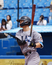 適時打を放つ慶大の林純　野球