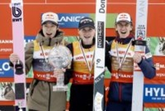 自らねぎらう小林陵＝Ｗ杯ジャンプ