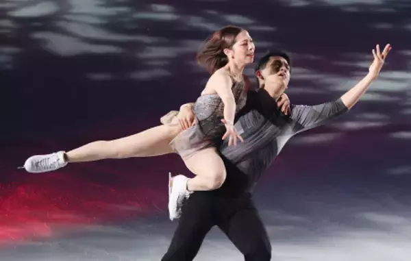 アイスショーで演技する三浦、木原組