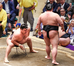 霧島２敗、トップに６人＝大相撲夏場所１０日目