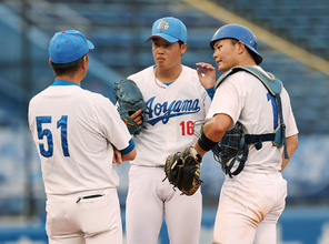 マウンドに集まる田端ら　東都大学野球